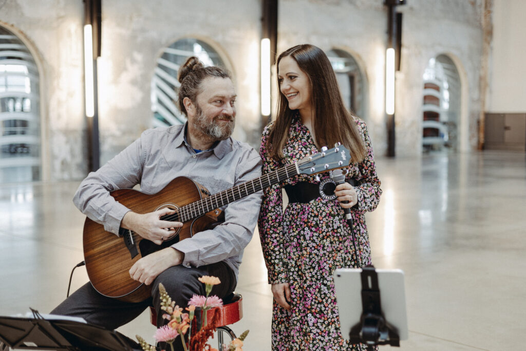 Hochzeitssänger mit Akustikgitarre