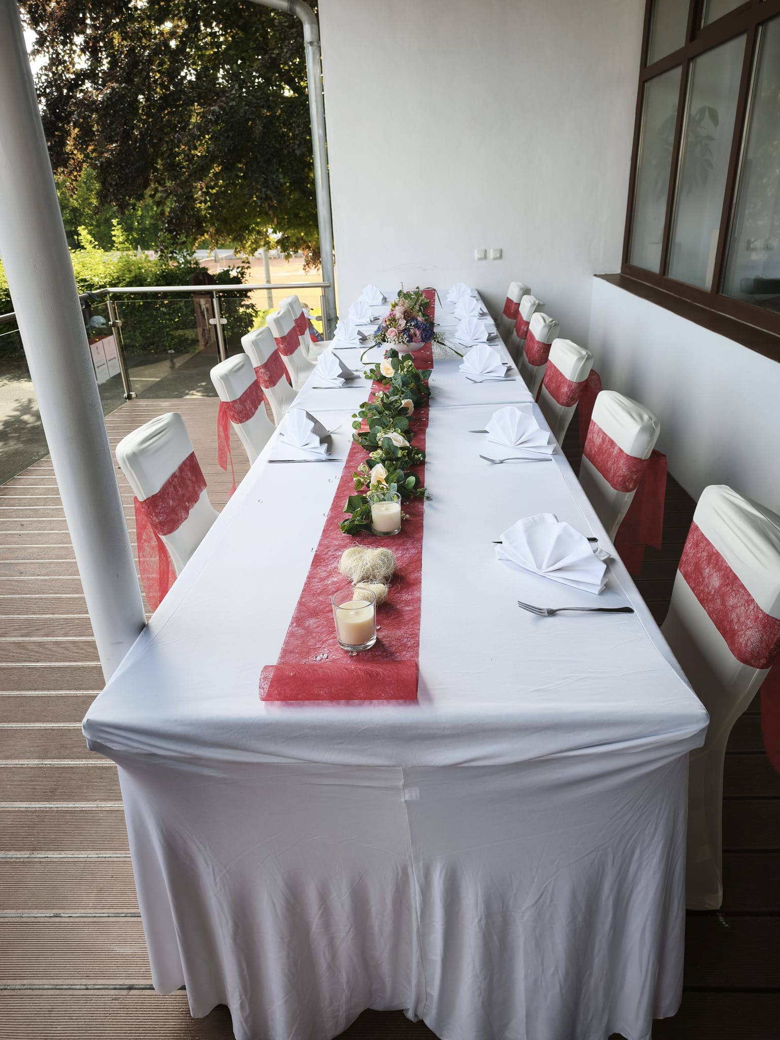 Festlich gedeckter Tisch beim italienischen Hochzeitsdinner in Bayreuth