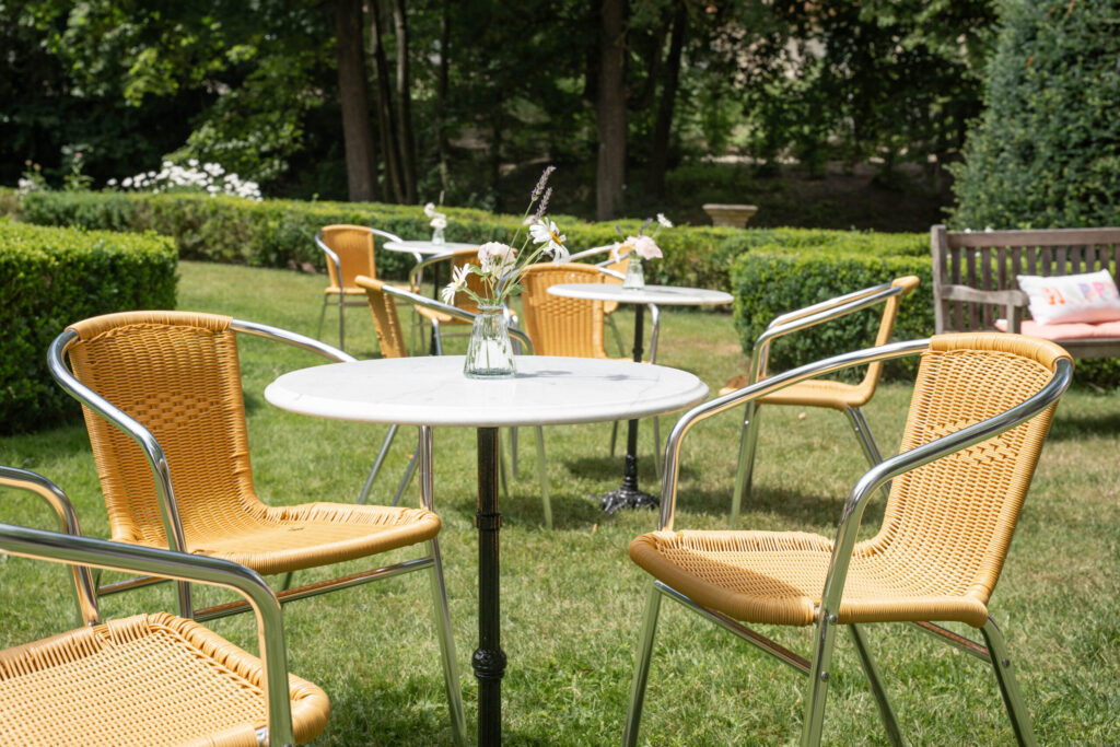Sektempfang mit Kaffee und Kuchen im Innenhof von Schloss Schreez
