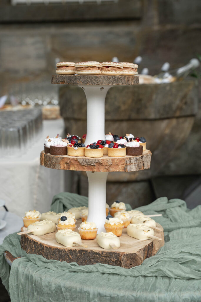 Sweet Table mit Cake Pops, Macarons, Cupcakes und Törtchen beim Sektempfang