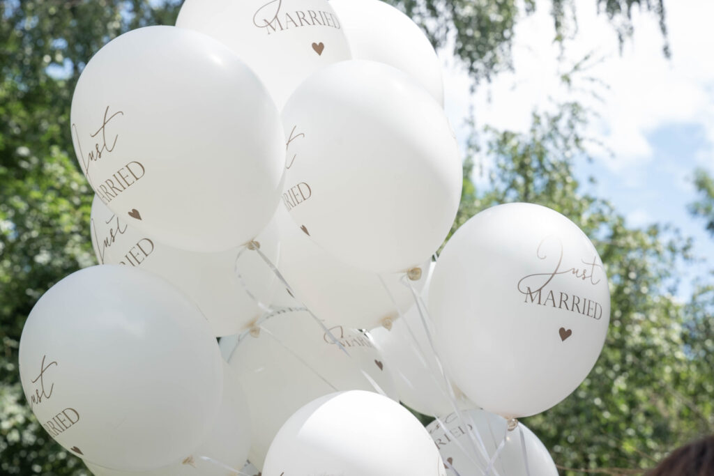 Gemeinsames Steigenlassen von Ballons nach der standesamtlichen Hochzeit