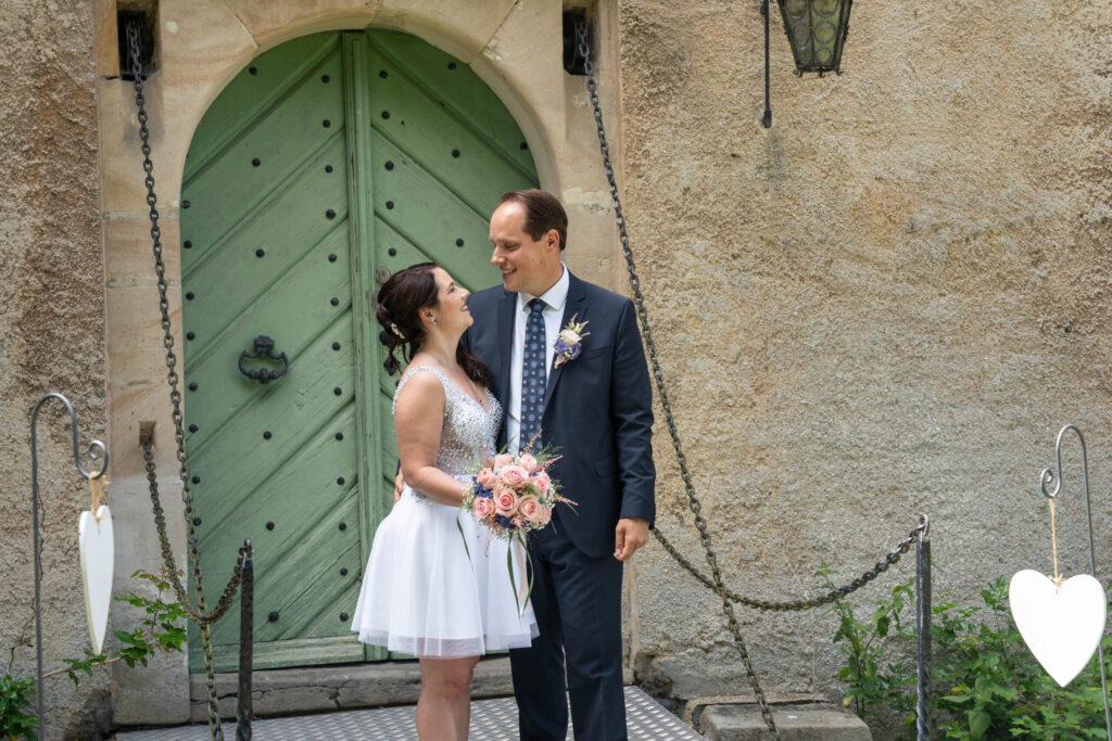 Brautpaar vor Schloss Schreez nach der standesamtlichen Hochzeit