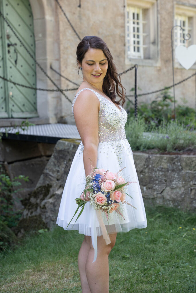 Braut Hair und Make-up bei der standesamtlichen Hochzeit