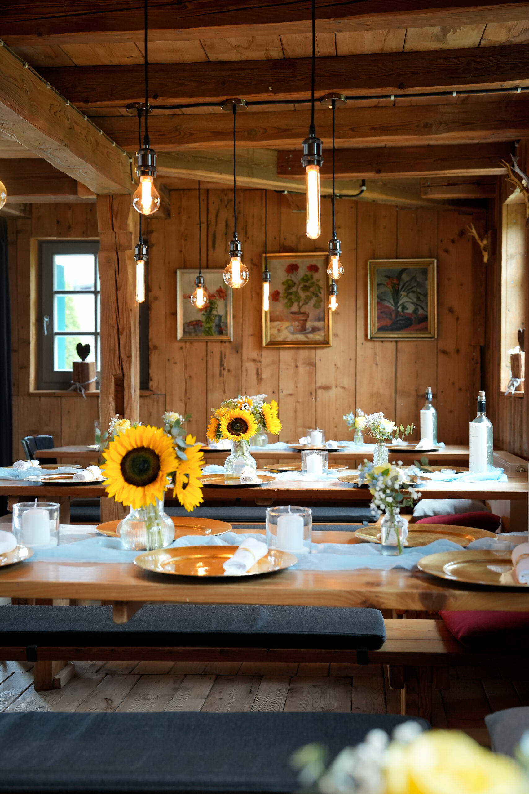 Mediterrane Hochzeitsdekoration mit Sonnenblumen und Hellblau