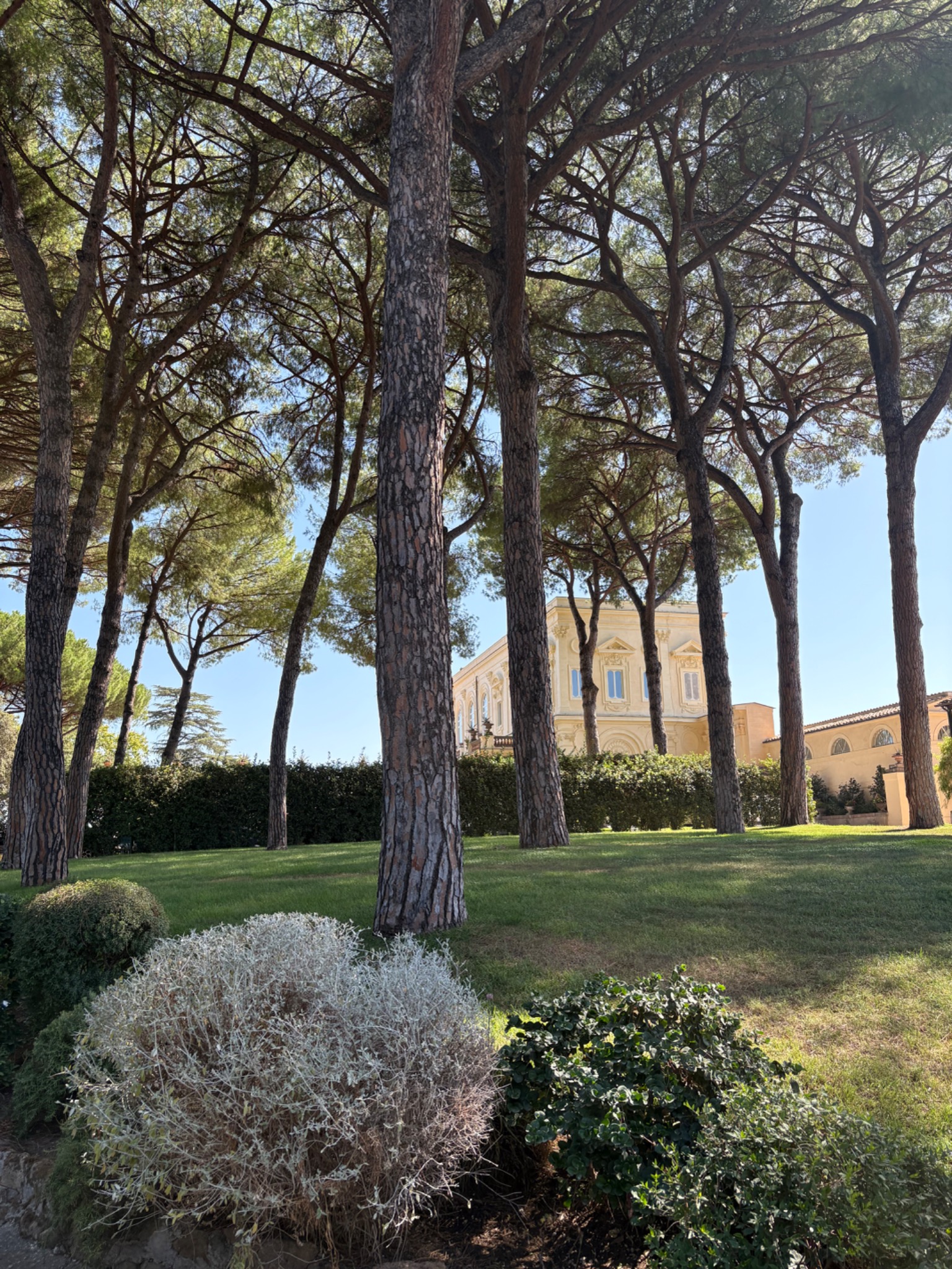 Yellow exterior of Villa Aurelia as a wedding venue in Rome