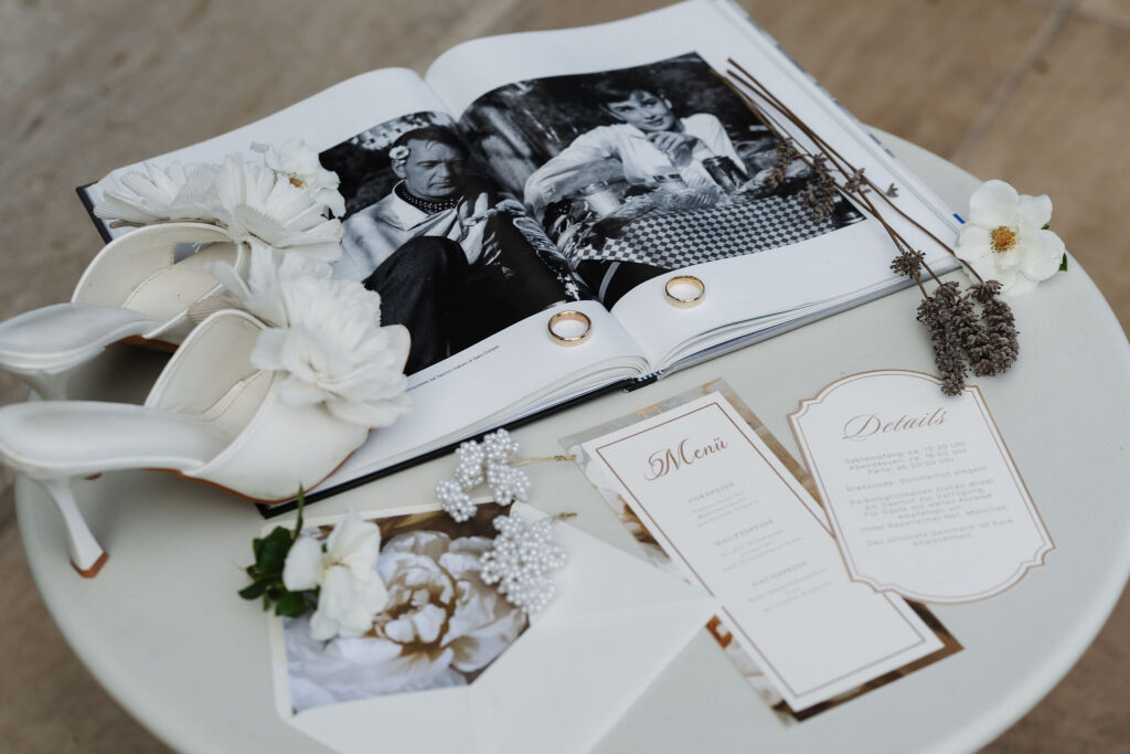 Eheringe, Brautschuhe und Hochzeitspapeterie als Hochzeitsdetails