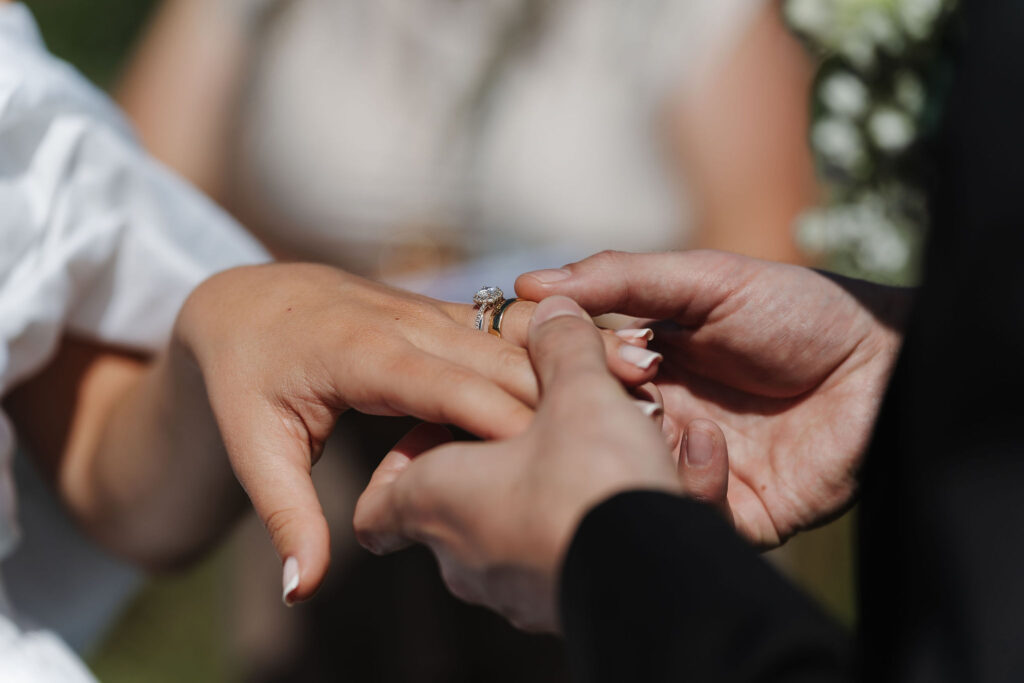 Ringtausch bei einer Hochzeit in der Vigna Caio