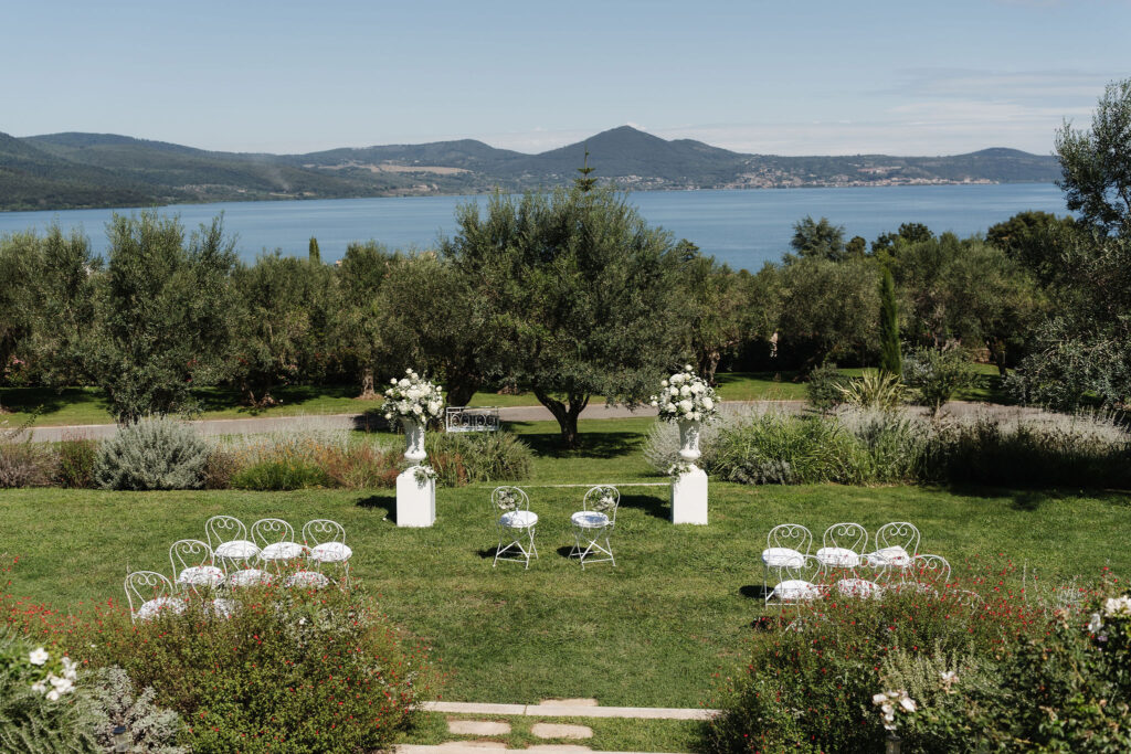 Freie Trauung mit weißer Blumendekoration und Blick auf den Braccianosee