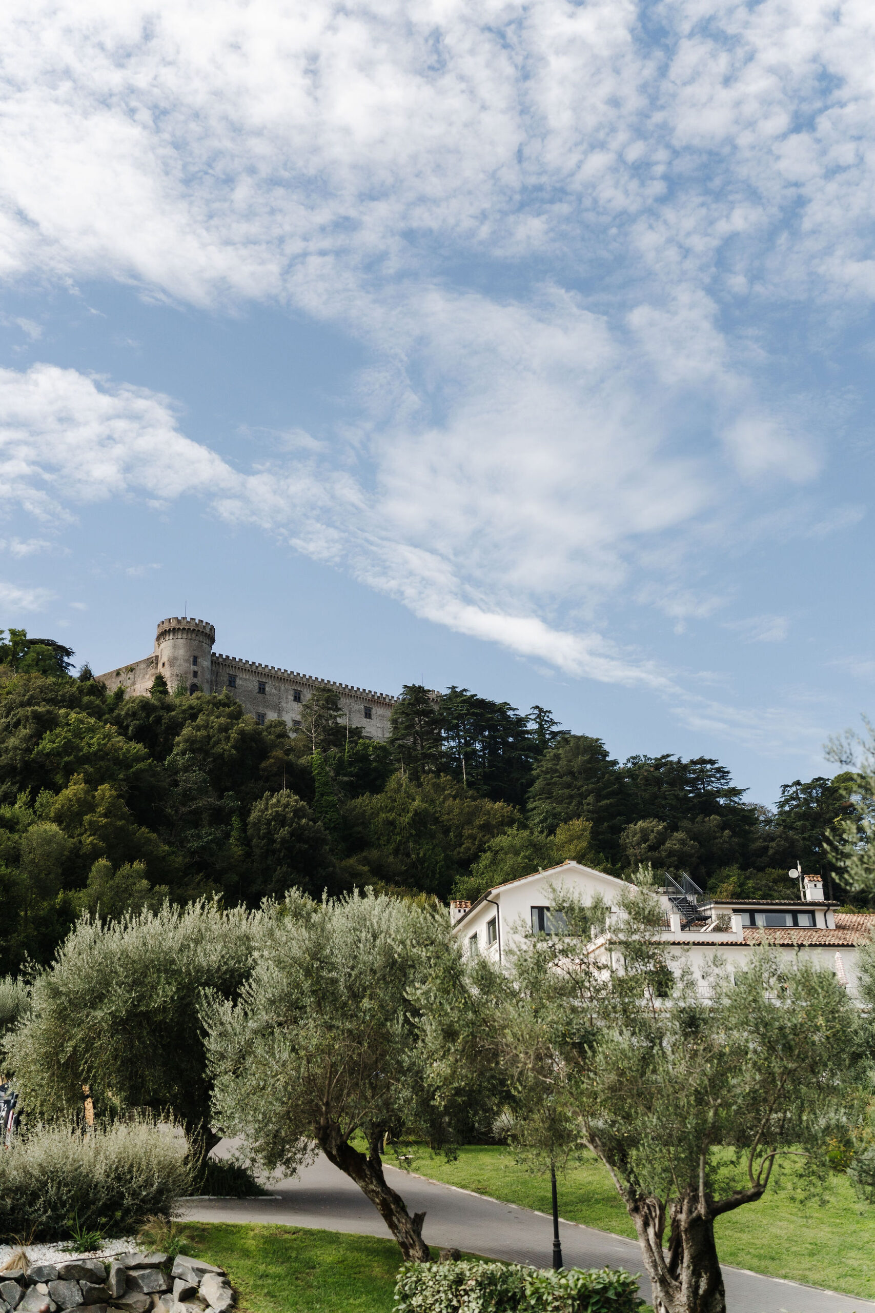 Blick auf das Castello Orsini-Odescalchi oberhalb der Vigna Caio in Bracciano