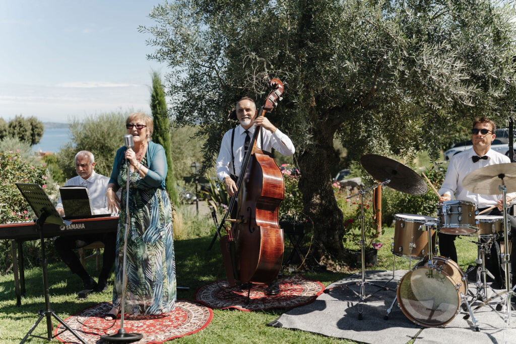 Liveband bei einer Hochzeit zwischen Olivenbäumen in der Vigna Caio