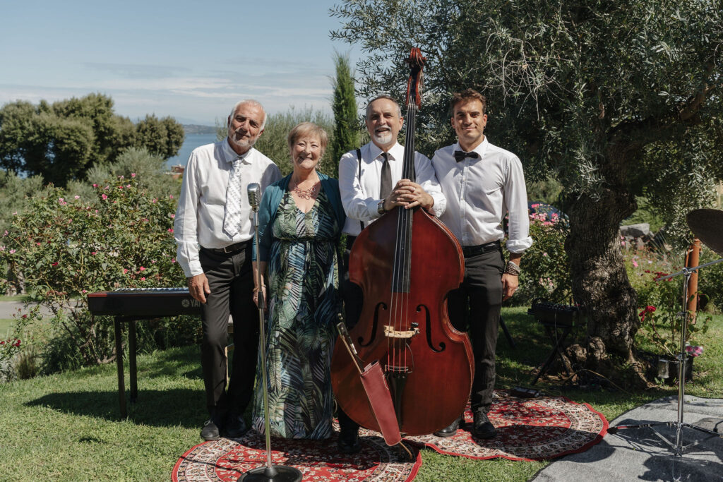 Lotus Lounge Quartet mit Sängerin und Kontrabass im Garten der Vigna Caio
