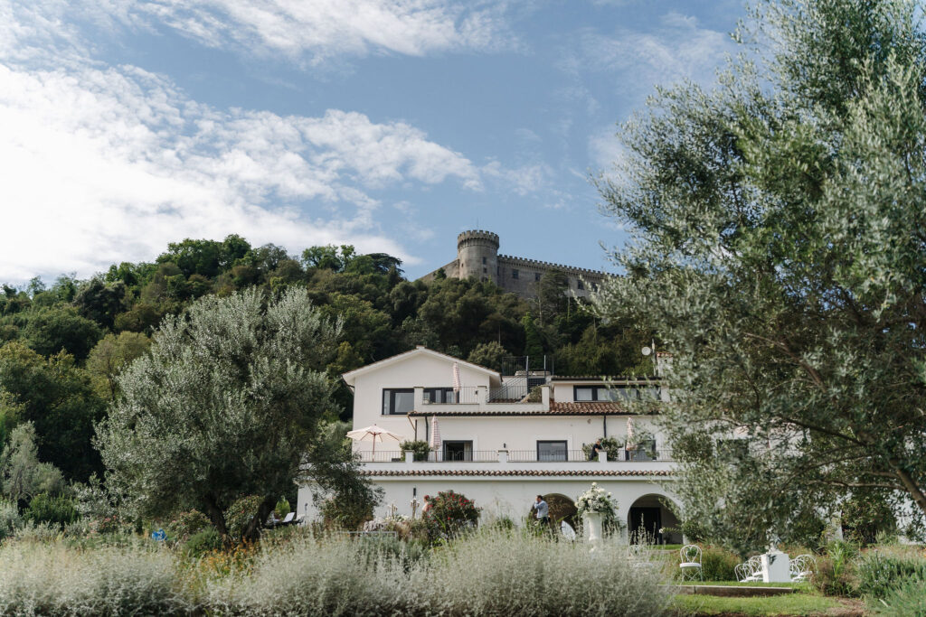 Vigna Caio mit mediterranem Garten und Burg Odescalchi im Hintergrund