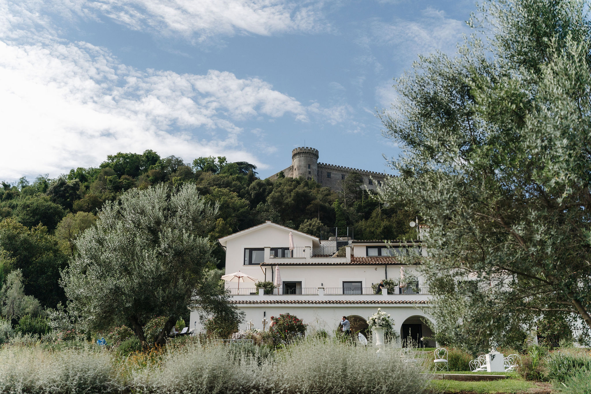 Helle Hochzeitsvilla unter einer mittelalterlichen Burg in Italien