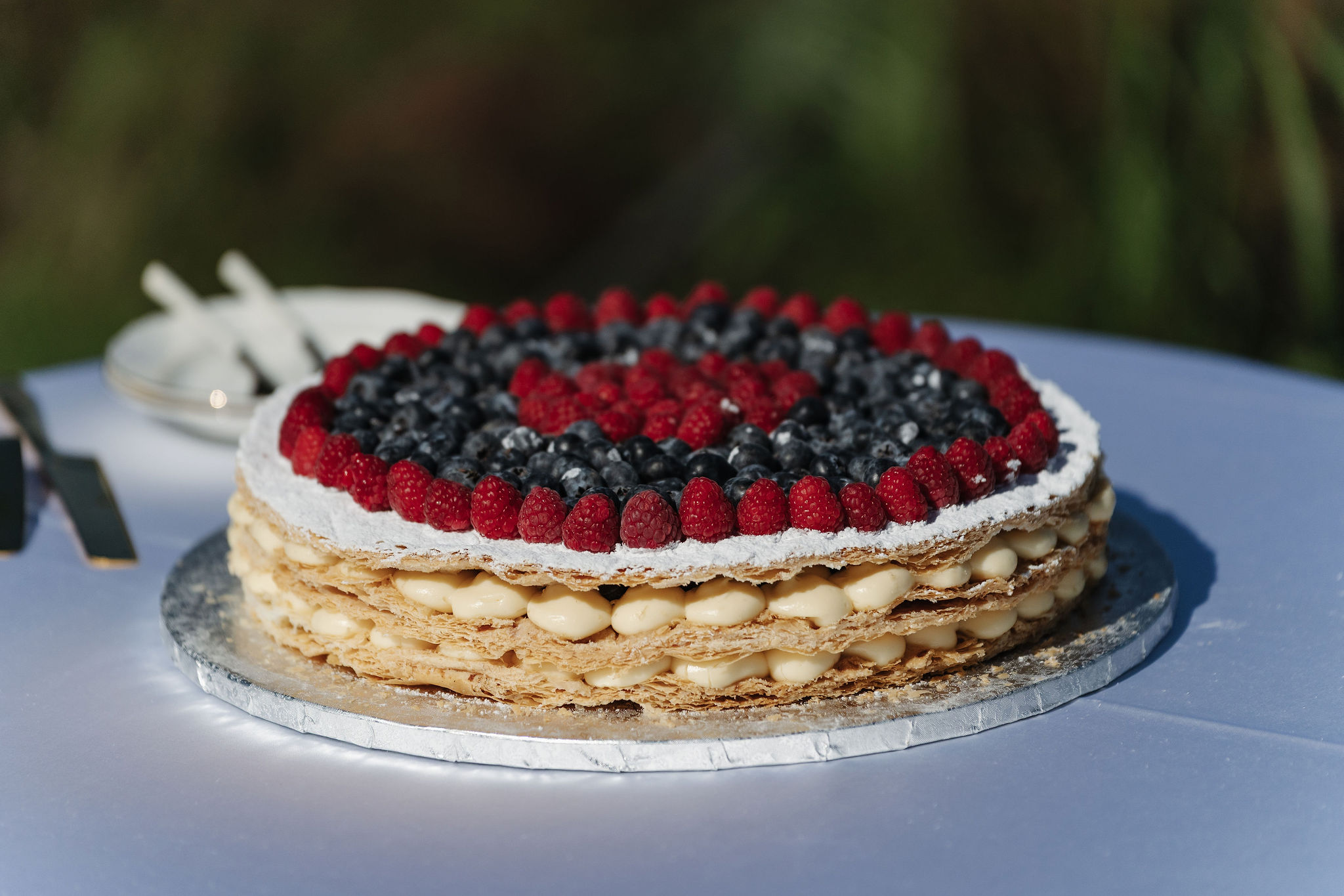 Italienische Hochzeitstorte mit Creme, Himbeeren und Heidelbeeren in der Vigna Caio