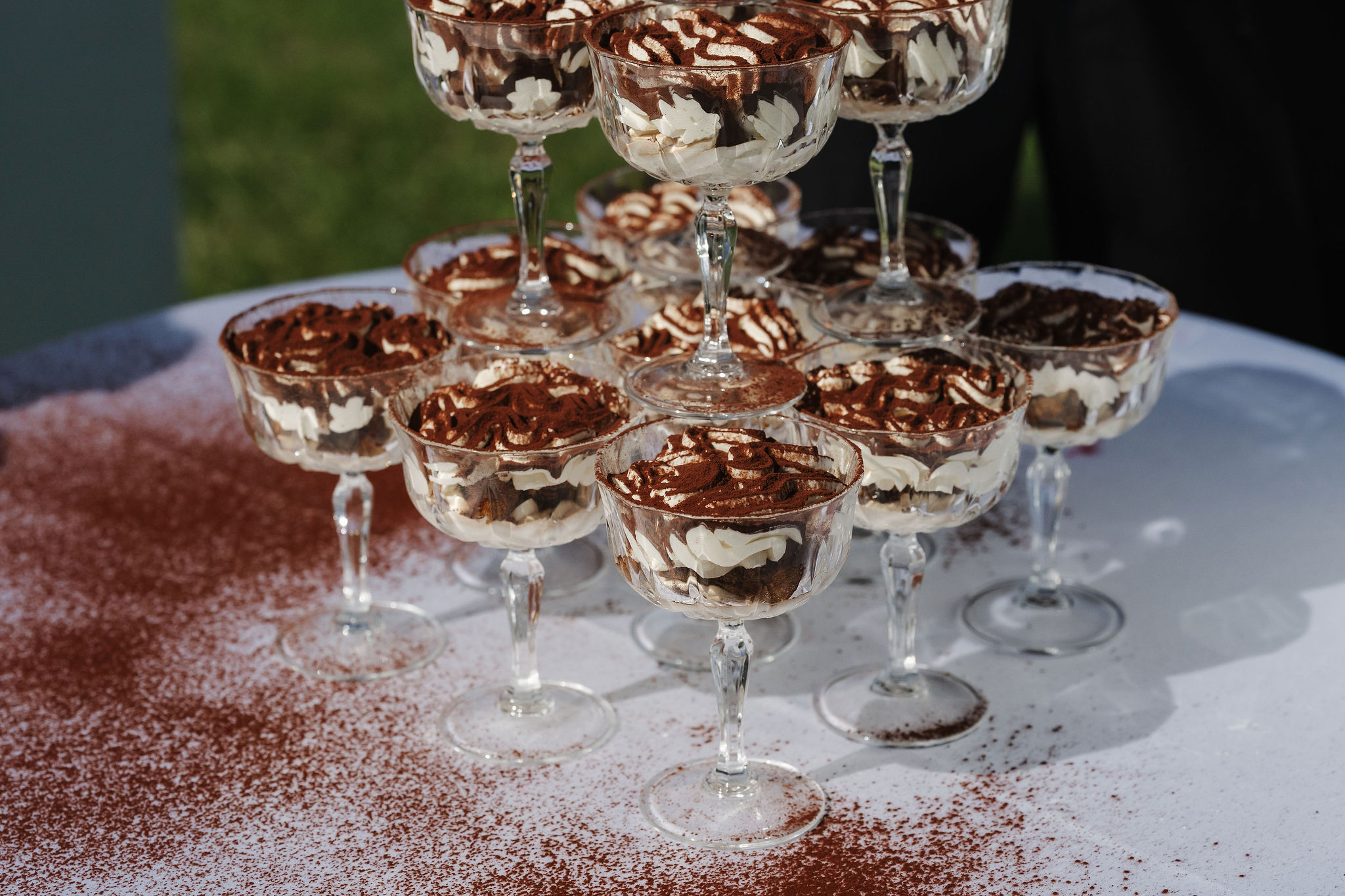 Desserttisch mit kleinen Tiramisuportionen im Glas für eine Hochzeit