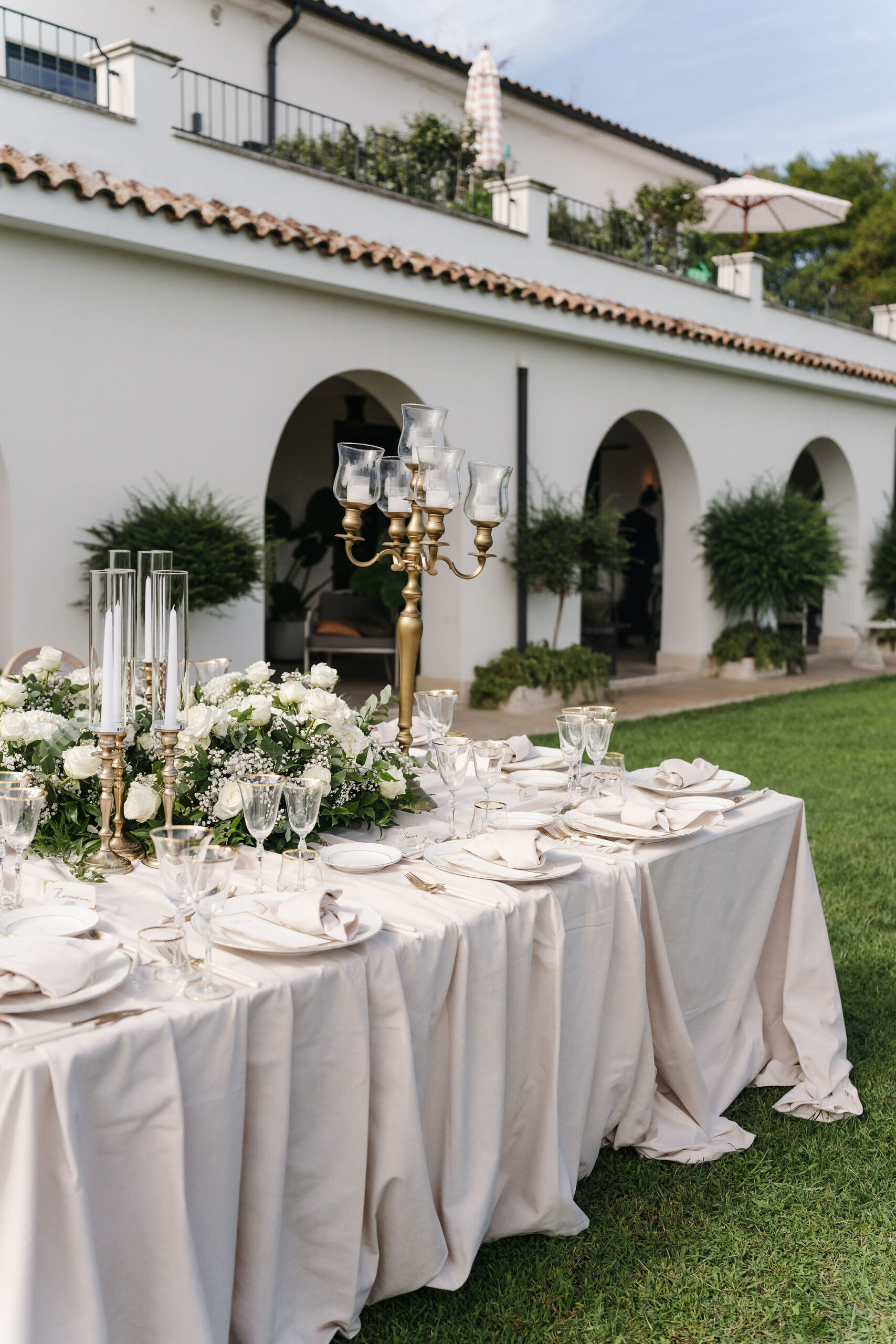 Goldener Kerzenleuchter und weiße Hochzeitsdekoration vor der Villa Vigna Caio