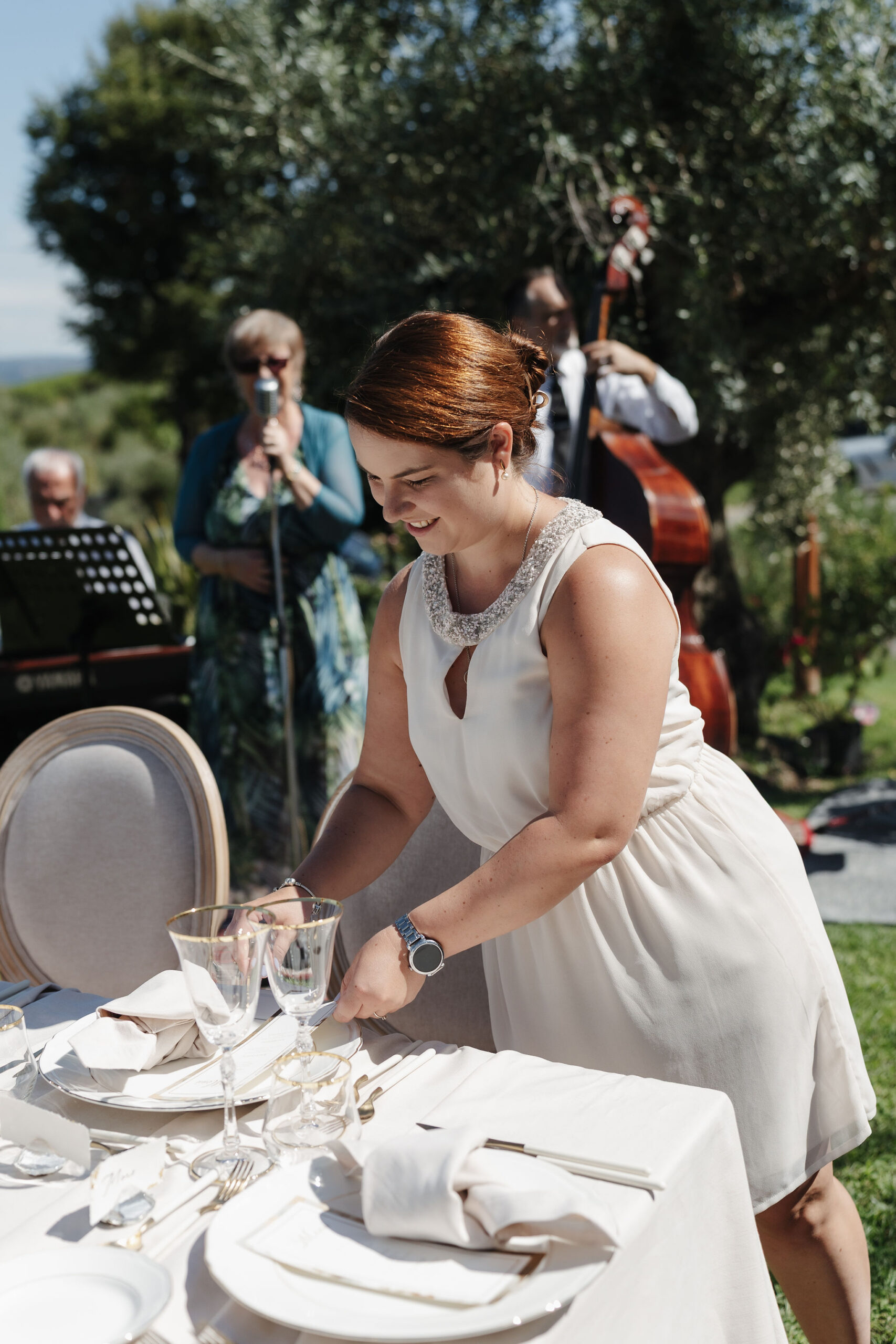 Hochzeitsplanerin Morgan White beim Gestalten der Hochzeitstafel, begleitet von der Liveband