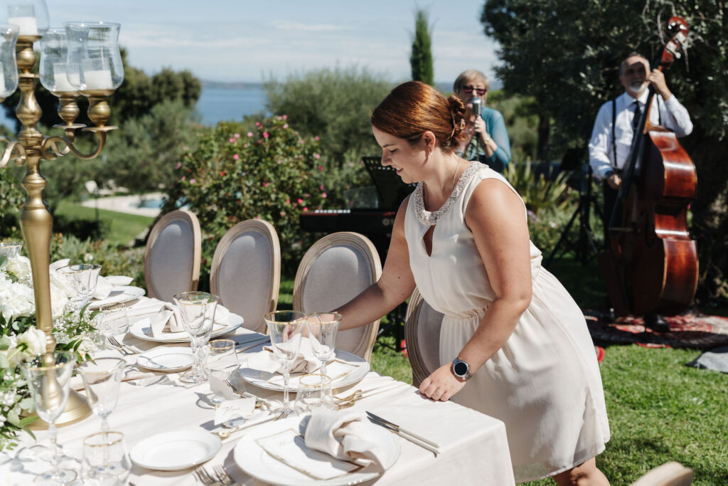 Hochzeitsplanerin Morgan White richtet die Hochzeitstafel im Garten der Vigna Caio her