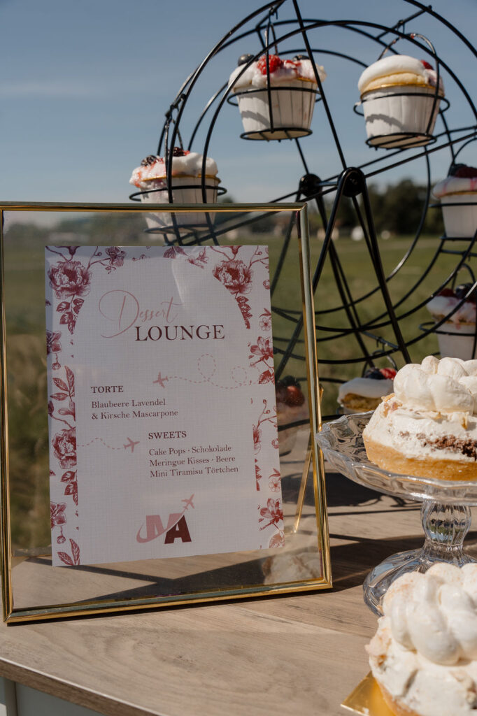 Dessertkarte und kleine Törtchen auf dem Sweet Table der Hochzeit